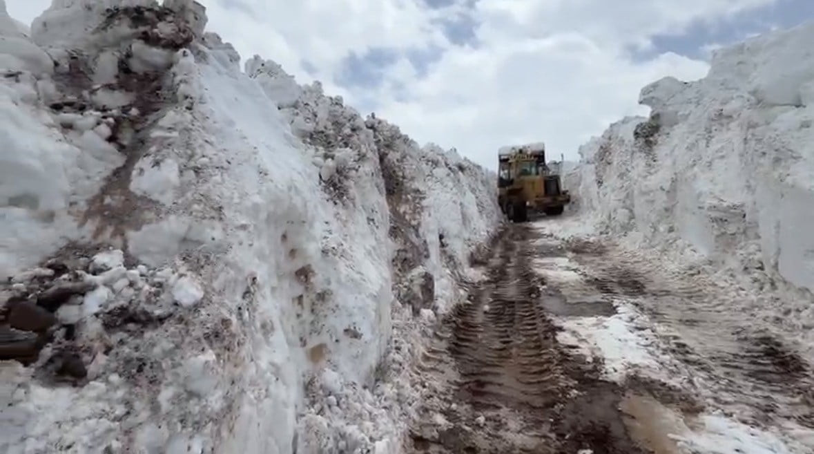 BİNGÖL’DE KARLA MÜCADELE SÜRÜYOR: MEZRA YOLLARI TEK TEK AÇILIYOR
