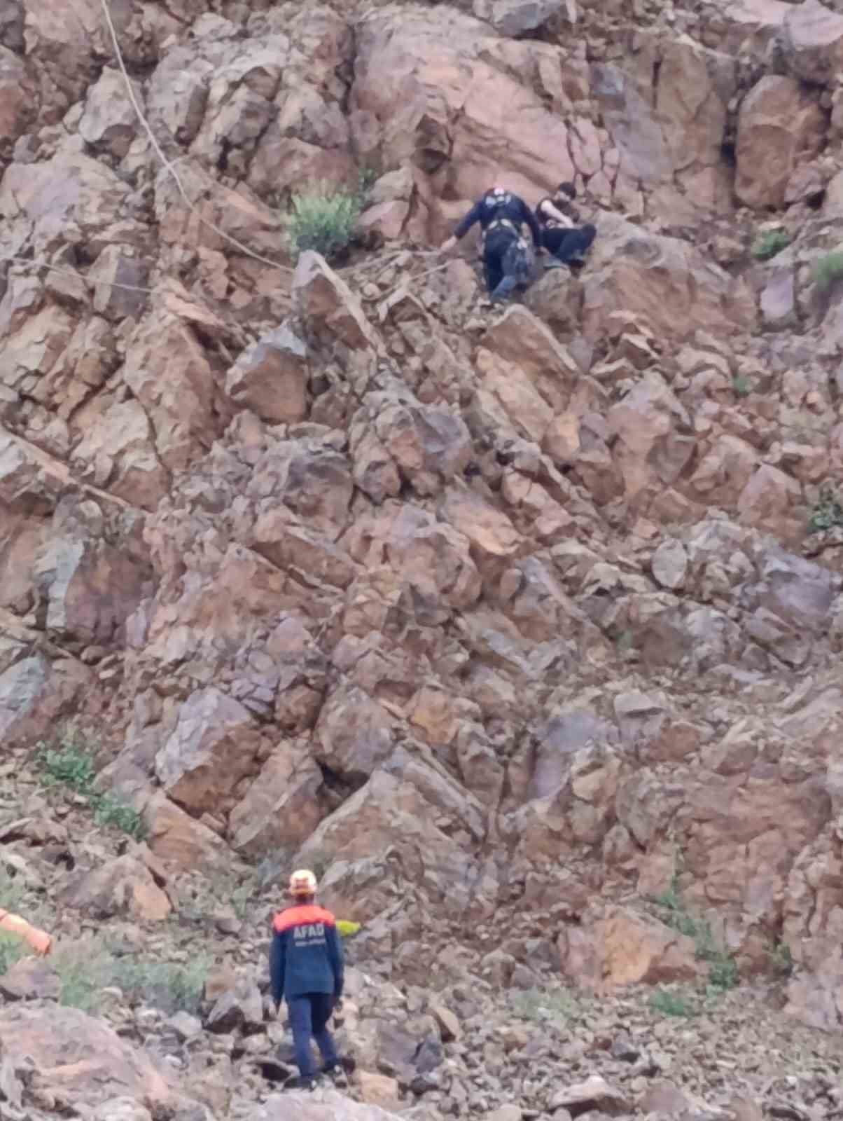 BİNGÖL’DE KURUDERE BARAJI BÖLGESİNDE KAYALIKLARDA MAHSUR KALAN İKİ VATANDAŞ, AFAD, JANDARMA VE...