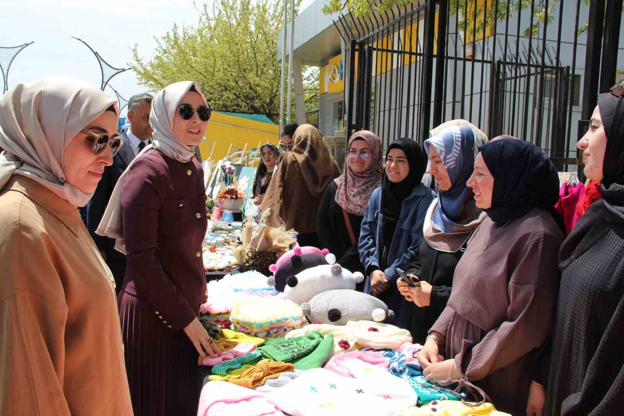 BİNGÖL’DE KYK YURTLARINDA KALAN ÜNİVERSİTE ÖĞRENCİLERİ, YIL BOYUNCA KATILDIKLARI KURSLARDA...