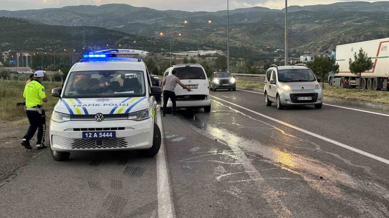 Bingöl'de Lastiği Patlayan Araç Refüjdeki Direği Devrildi