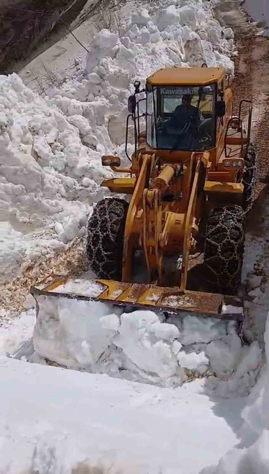 BİNGÖL’DE MAYIS AYINA RAĞMEN YÜKSEK KESİMLERDE İL ÖZEL İDARESİ EKİPLERİNİN YOL AÇMA ÇALIŞMALARI...