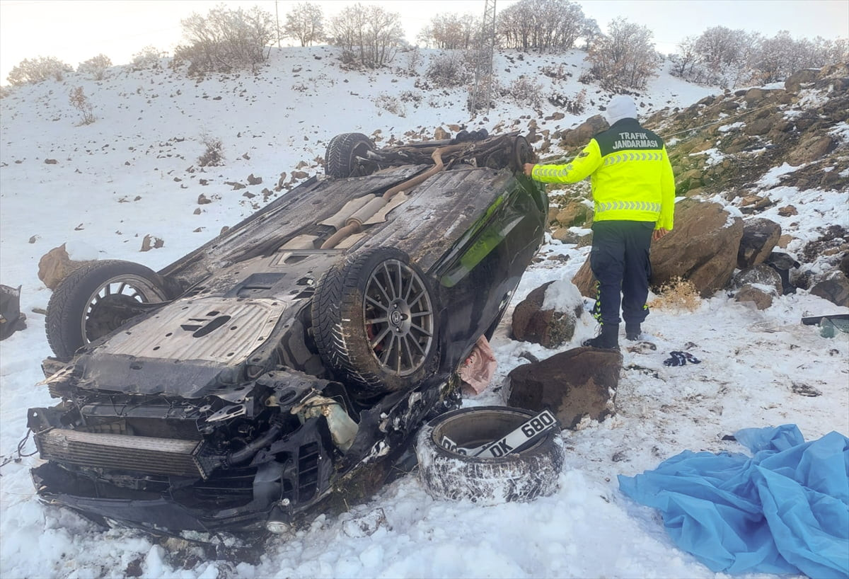 Bingöl’de otomobilin şarampole devrilmesi sonucu 4 kişi yaralandı.
