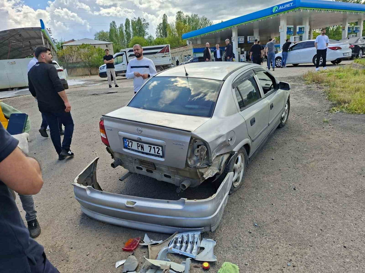 BİNGÖL’DE PEŞ PEŞE TRAFİK KAZALARI: 6 YARALI