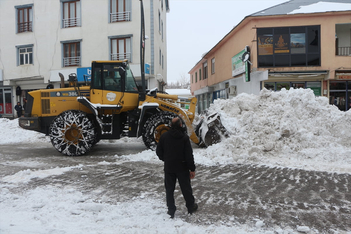 Bingöl’ün Karlıova ilçesinde etkili olan yağışın ardından biriken kar, belediye ekiplerince...