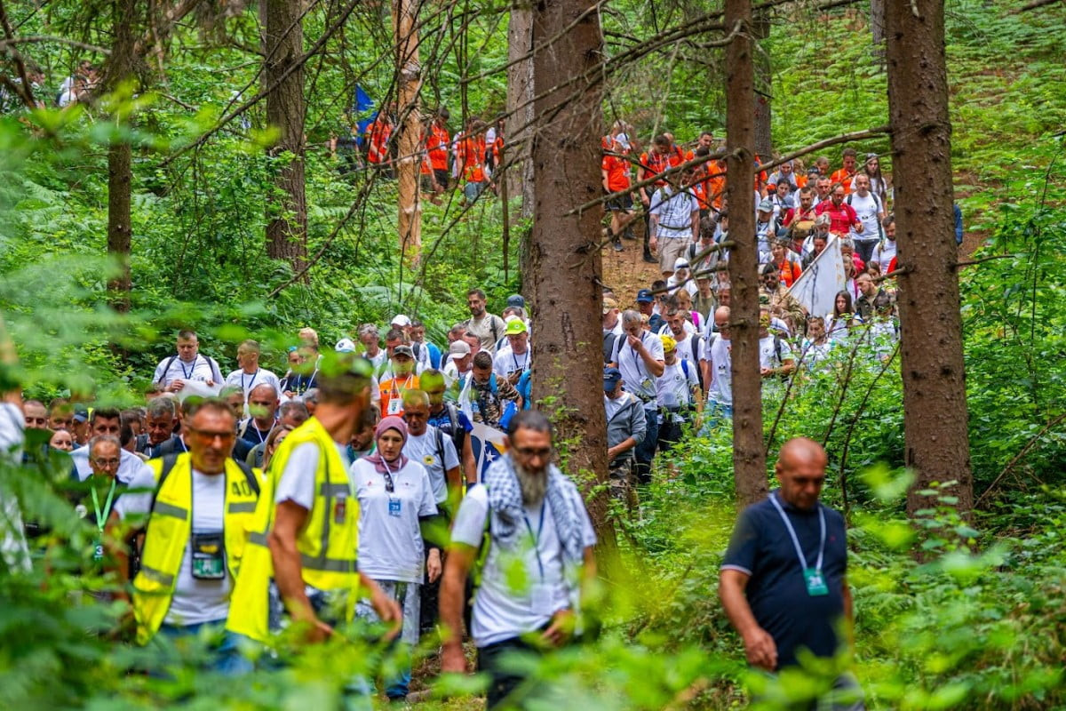 BİNLERCE KİŞİ, 1995 YILINDA KATLİAMDAN KURTULMAK İÇİN SREBRENİTSA'DAN TUZLA'YA ULAŞMAYA ÇALIŞAN...