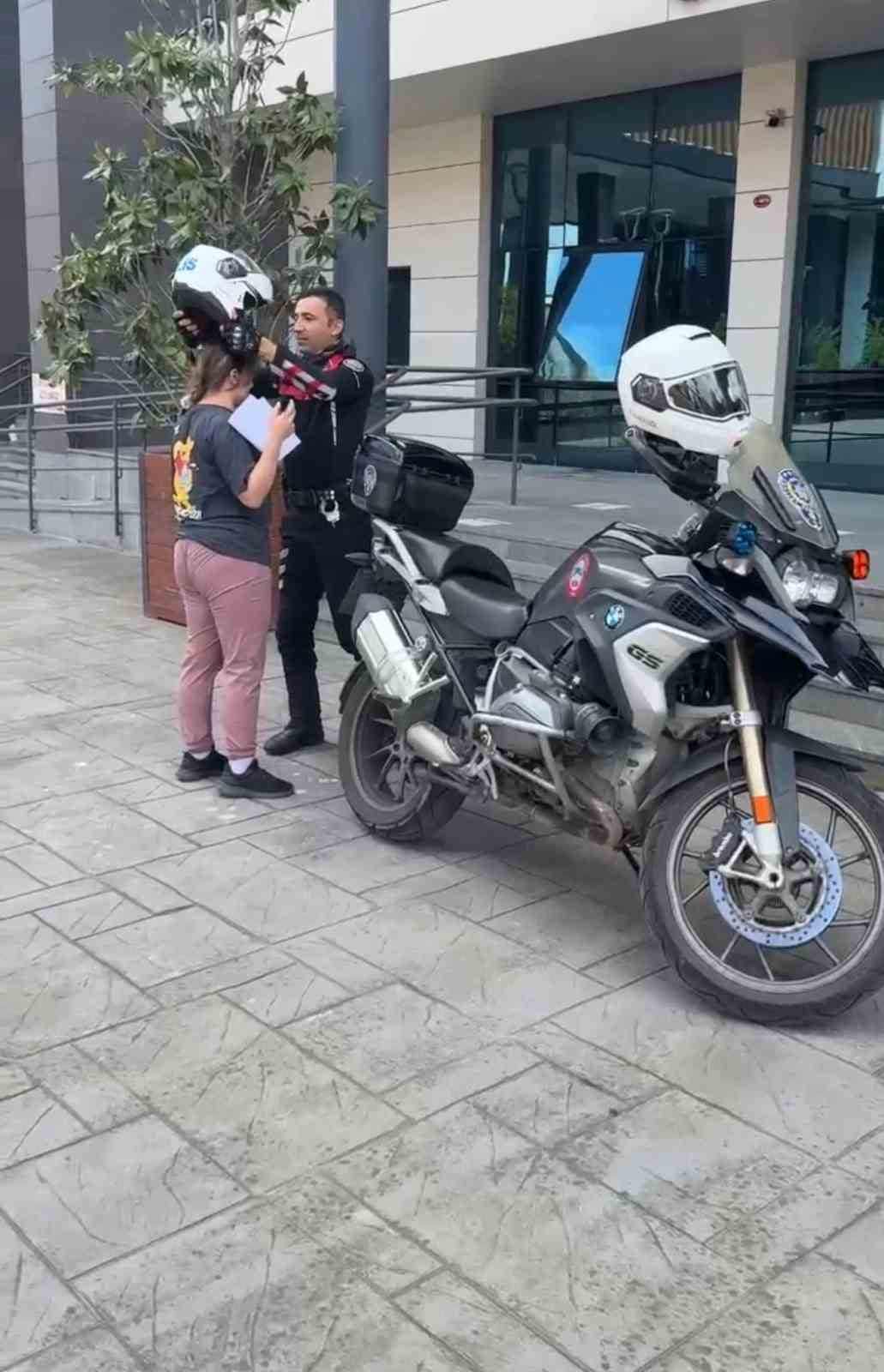 BİR ADAY, SINAVA GEÇ KALMA RİSKİ YAŞAYINCA POLİS EKİPLERİNİN DESTEĞİYLE SINAV MERKEZİNE...