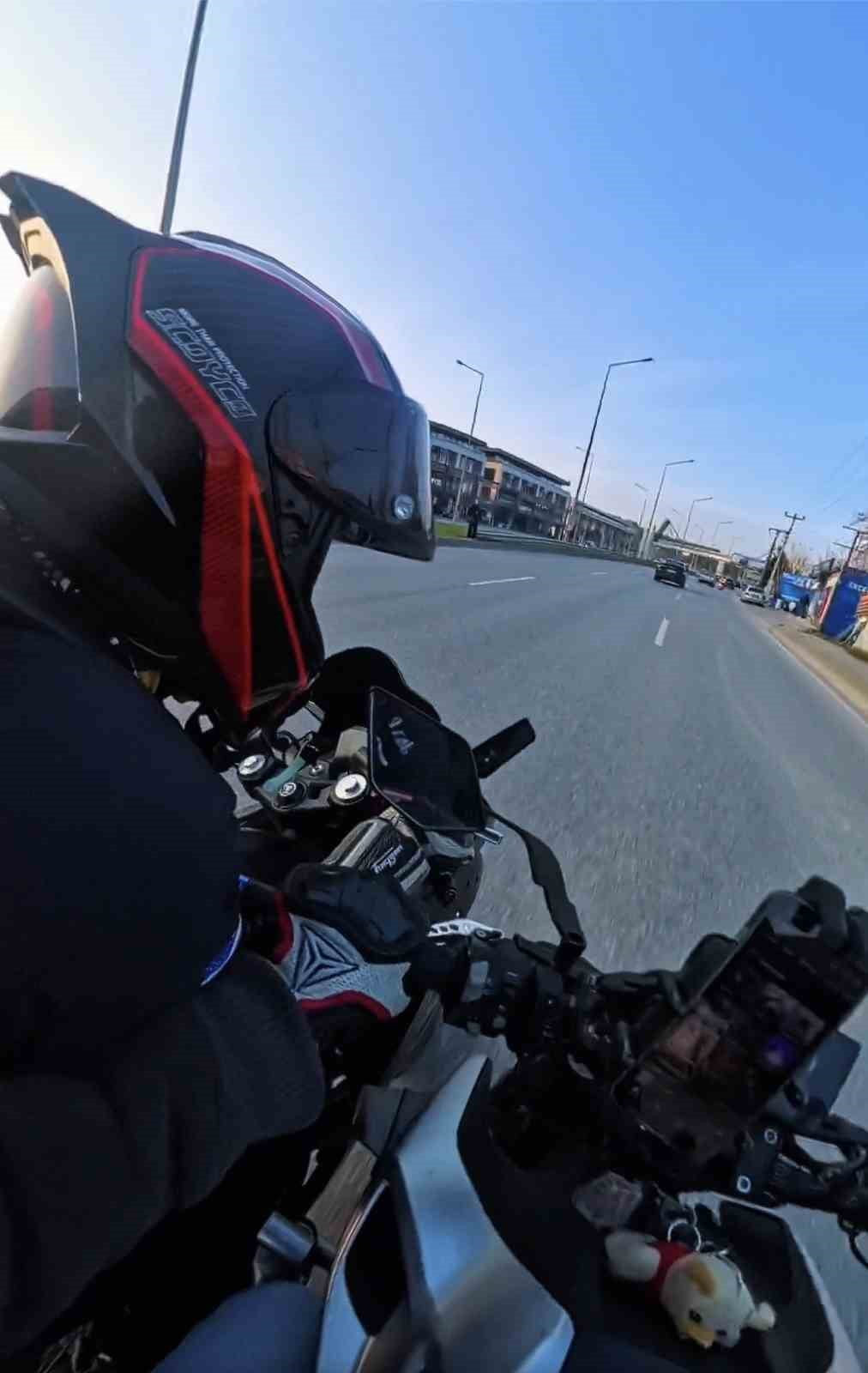 BİR ANDA ŞERİT DEĞİŞTİRDİ, MOTOSİKLETLER ÇARPIŞTI