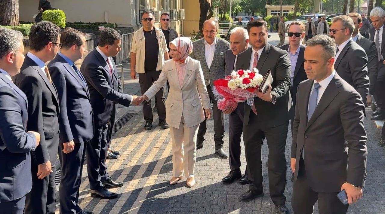 BİR DİZİ PROGRAMA KATILMAK ÜZERE DİYARBAKIR’A GELEN AİLE VE SOSYAL HİZMETLER BAKANI MAHİNUR...