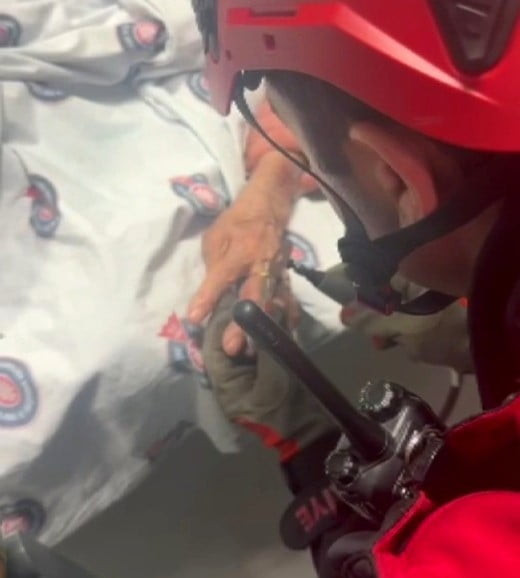 BİR HASTANIN PARMAĞINA SIKIŞAN YÜZÜK, İTFAİYENİN MÜDAHALESİYLE ÇIKARILDI