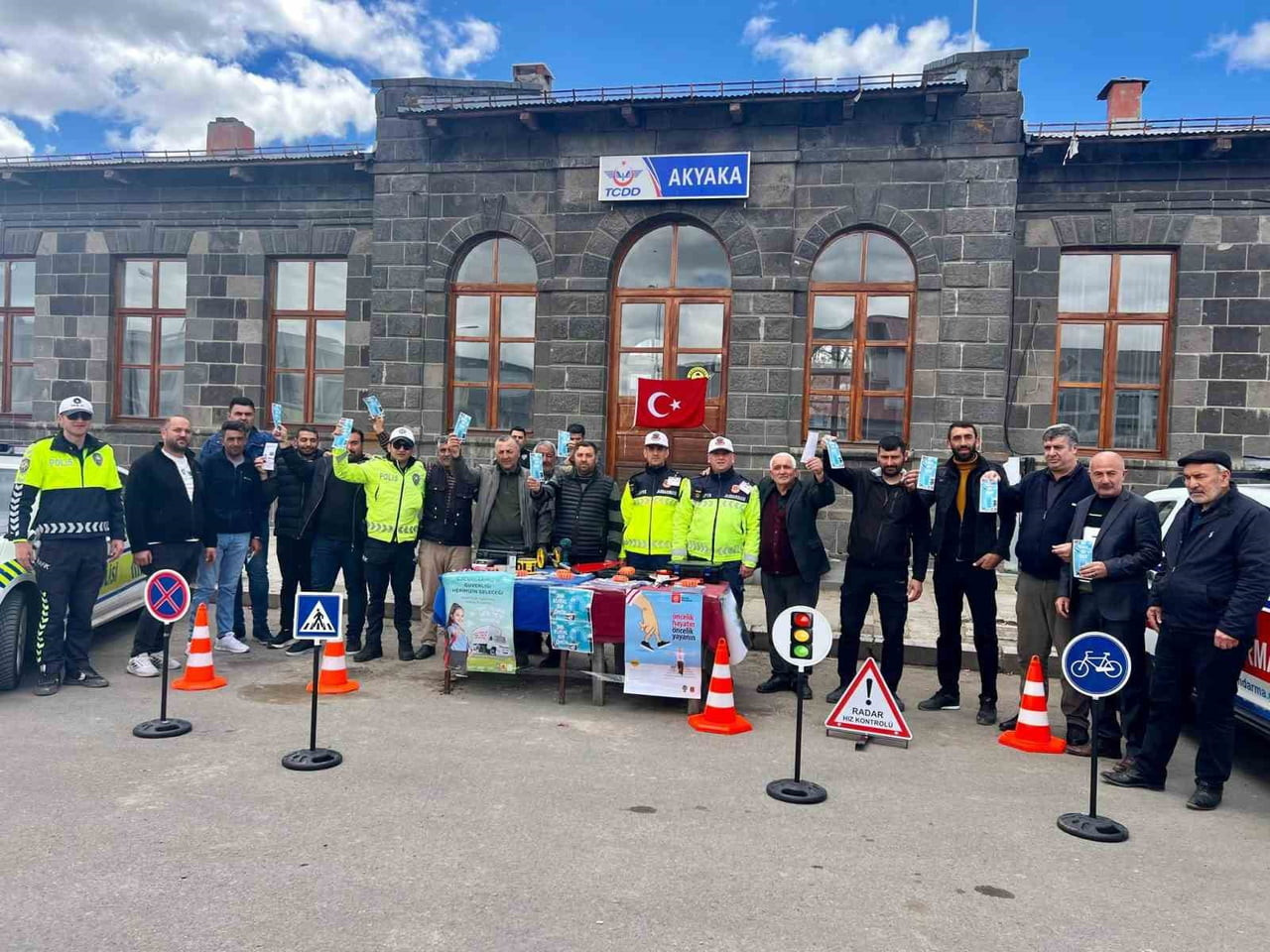 “BİR KURAL BİR ÖMÜR” UYARISI: AKYAKA’DA TRAFİK DENETİMİNDE HAYAT KURTARAN...