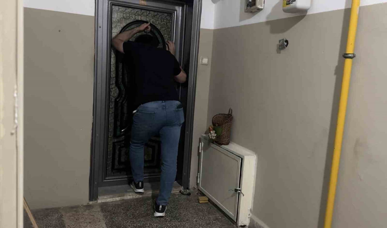 BİR VATANDAŞIN KAPI AĞZINDA İKNA ÇABALARI