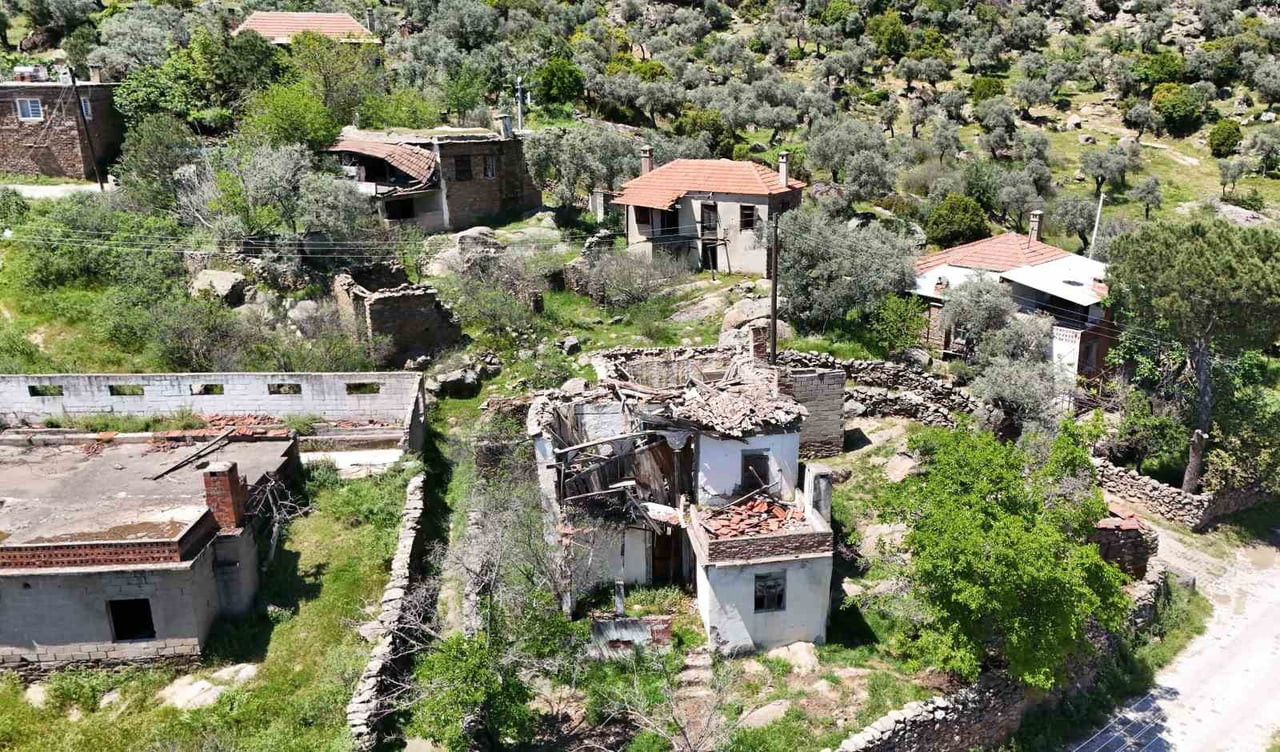 BİR ZAMANLAR YÜZLERCE KİŞİNİN YAŞADIĞI AYDIN’IN DAĞ KÖYLERİNDEN OLAN HASANLAR MAHALLESİ, GENÇLERİN...