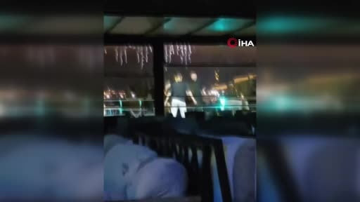 Birbirini tanımayan şahısların bıçaklı ve koltuklu kavgası kamerada
