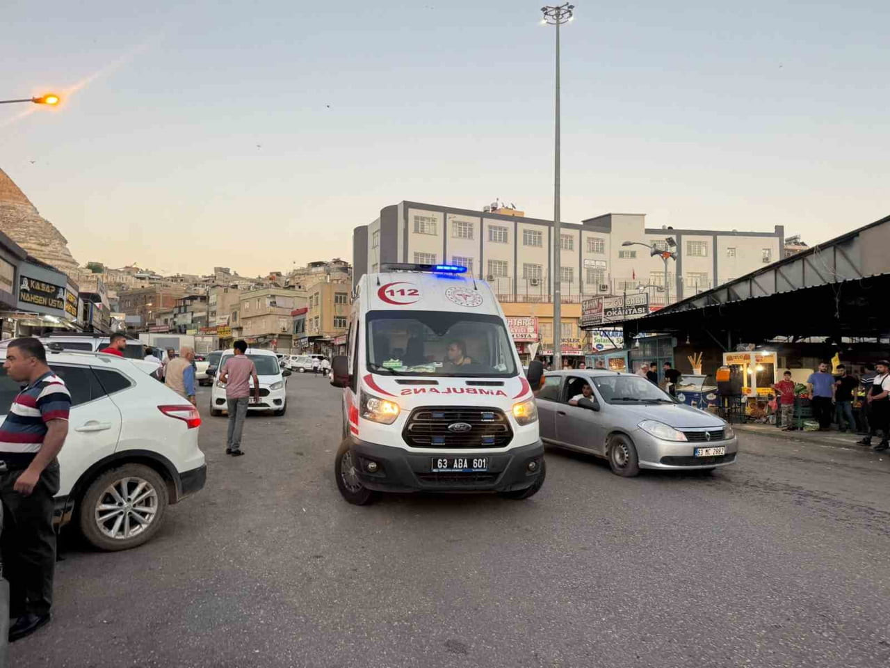 BİRECİK'TE BIÇAKLI KAVGA: 1 YARALI