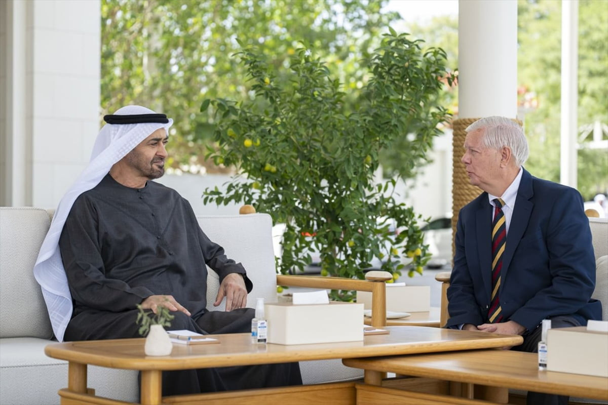 Birleşik Arap Emirlikleri (BAE) Devlet Başkanı Muhammed bin Zayid Al Nahyan (solda) ile ABD'li...