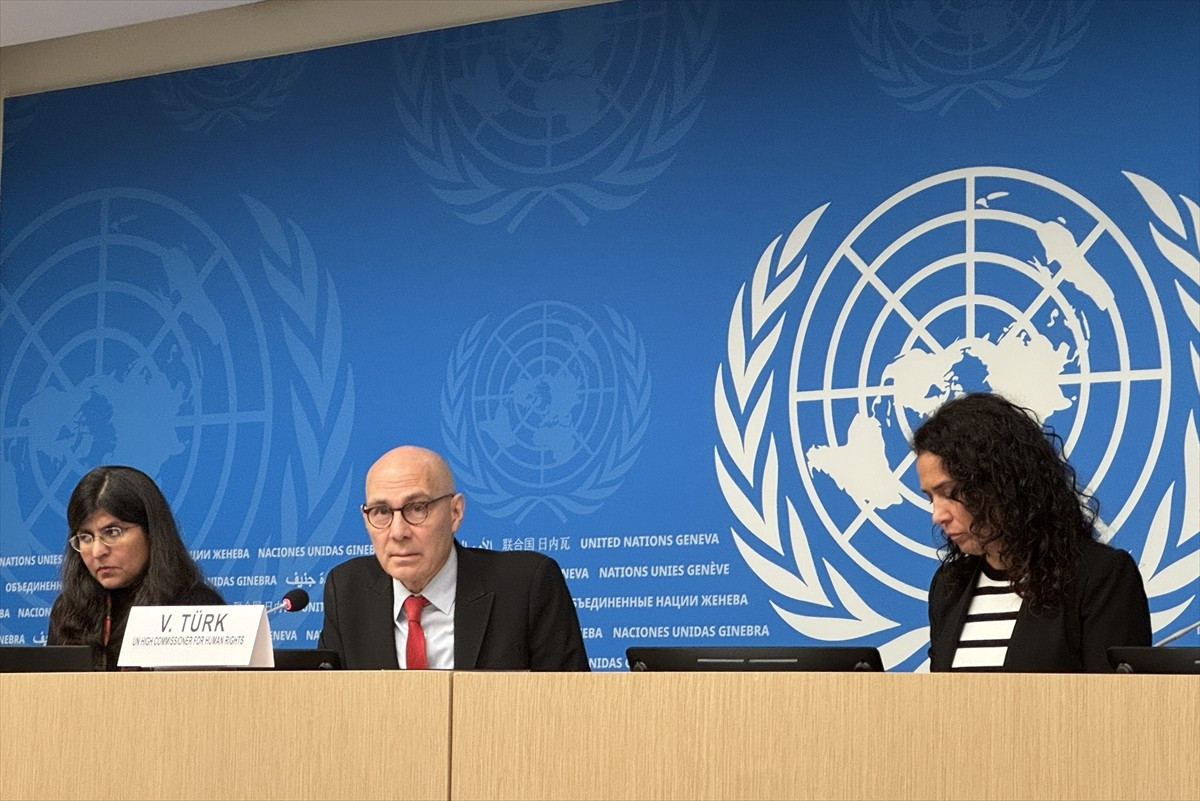 Birleşmiş Milletler (BM) İnsan Hakları Yüksek Komiseri Volker Türk (ortada), BM Cenevre Ofisi'nde...