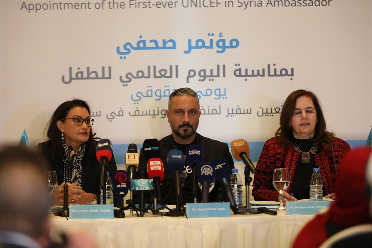 Birleşmiş Milletler Çocuklara Yardım Fonu (UNICEF), Suriyeli aktör Kays Şeyh Necib'i (ortada)...