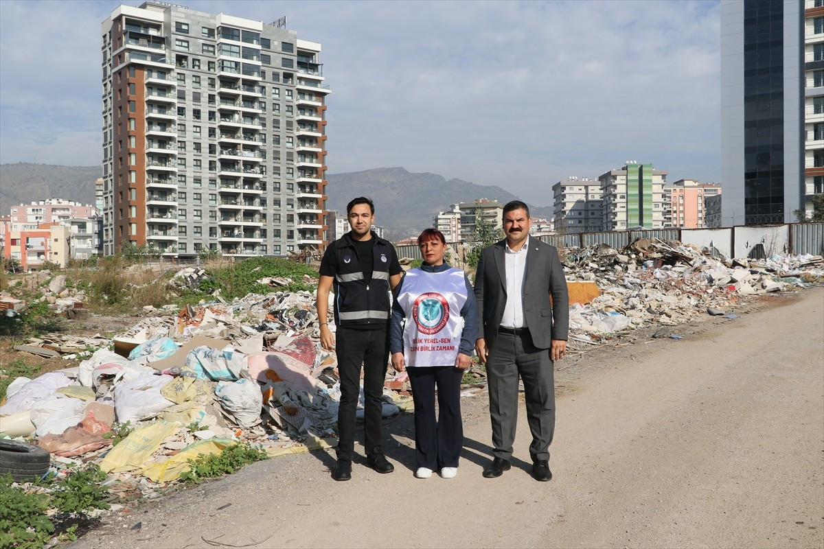 Birlik Yerel-Sen Genel Başkanı Reşat Bozat (sağda), Karşıyaka Belediyesinde mobbing amacıyla boş...