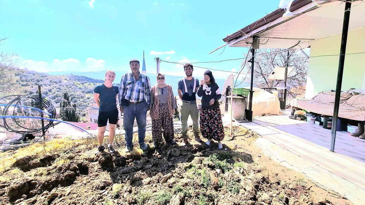 BİSİKLETLE DÜNYA TURUNA ÇIKAN FRANSIZ ÇİFT, MANİSA’NIN SARIGÖL İLÇESİNE BAĞLI ZİYANLAR KÖYÜ’NDE...