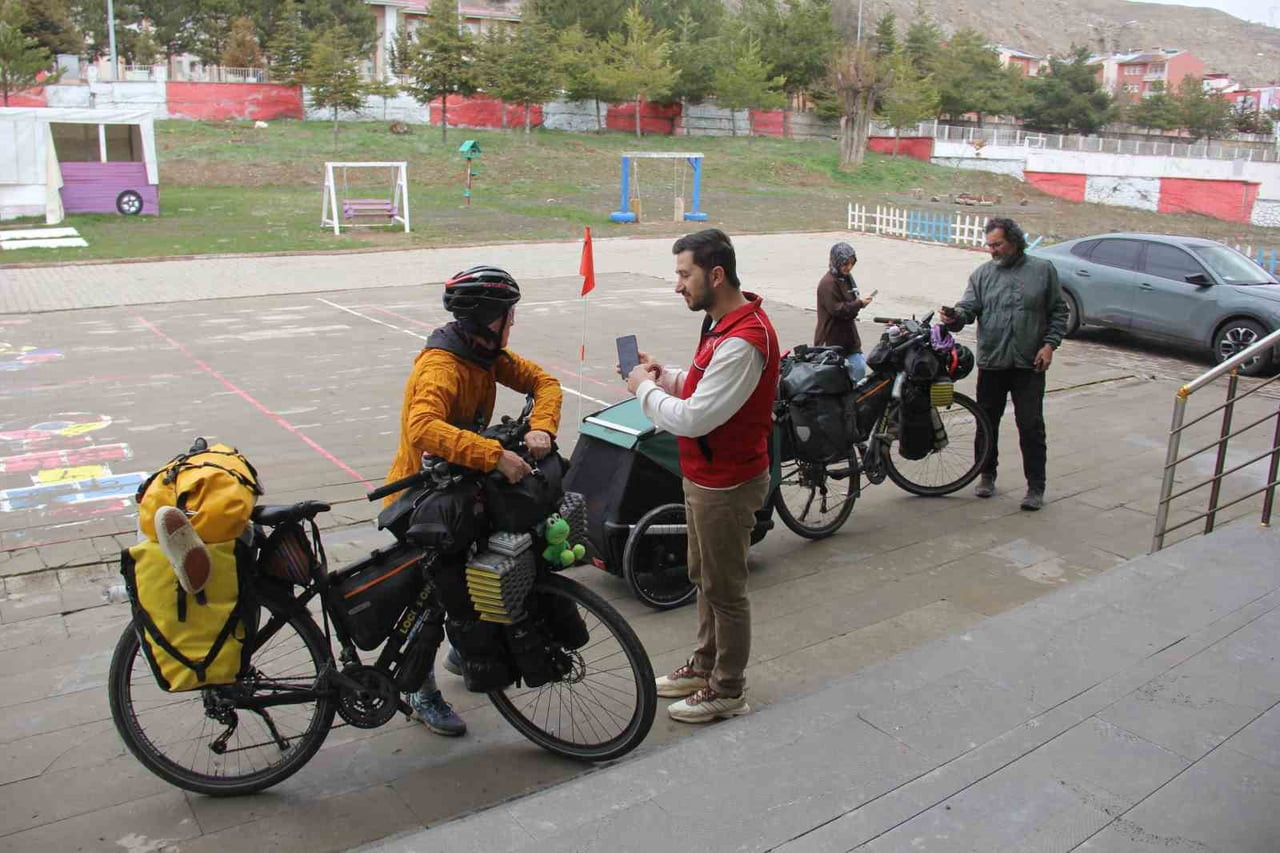 BİSİKLETLERİYLE 2022 YILINDA DÜNYA TURU YAPMAK ÜZERE İSPANYA'DAN YOLA ÇIKAN ÇİFT, KAZAKİSTAN'DA...