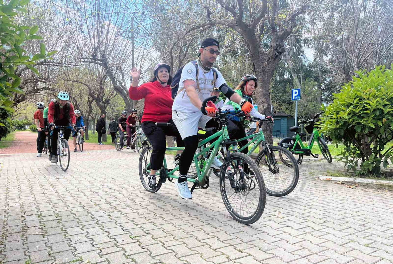 BİSİKLETSEVERLER, DÜZENLİ ŞEKİLDE BİR ARAYA GELEREK ŞEHİRDE VE DOĞADA TANDEM BİSİKLETLERLE PEDAL...