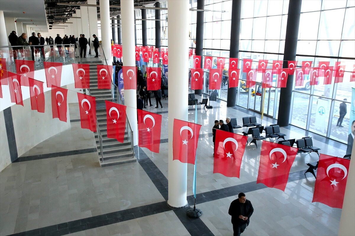 Bitlis Belediyesince yapımı tamamlanan şehirlerarası otobüs terminali törenle hizmet vermeye...
