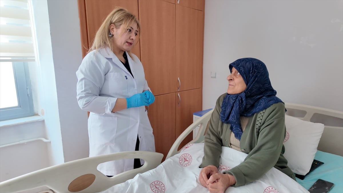 Bitlis Devlet Hastanesi'nde görevli Nurdan Gündoğdu, çocukluk hayali hemşireliği doğup büyüdüğü...