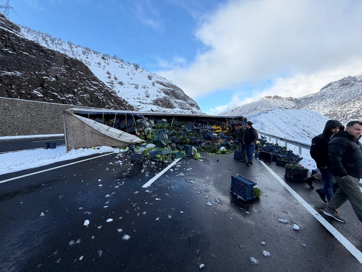 Bitlis-Diyarbakır kara yolunda devrilen tırdaki sebzeler yola saçıldı.