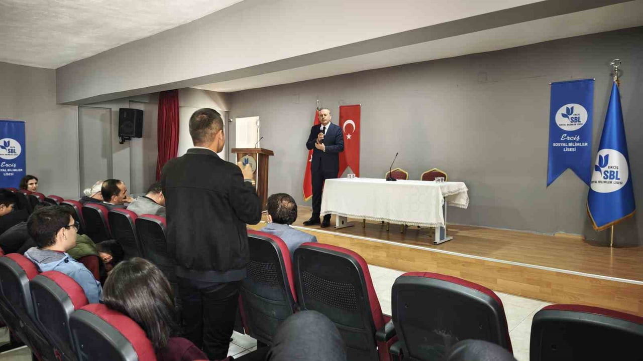 BİTLİS EREN ÜNİVERSİTESİ REKTÖRÜ PROF. DR. NECMETTİN ELMASTAŞ, VAN'IN ERCİŞ İLÇESİNDEKİ ERCİŞ...