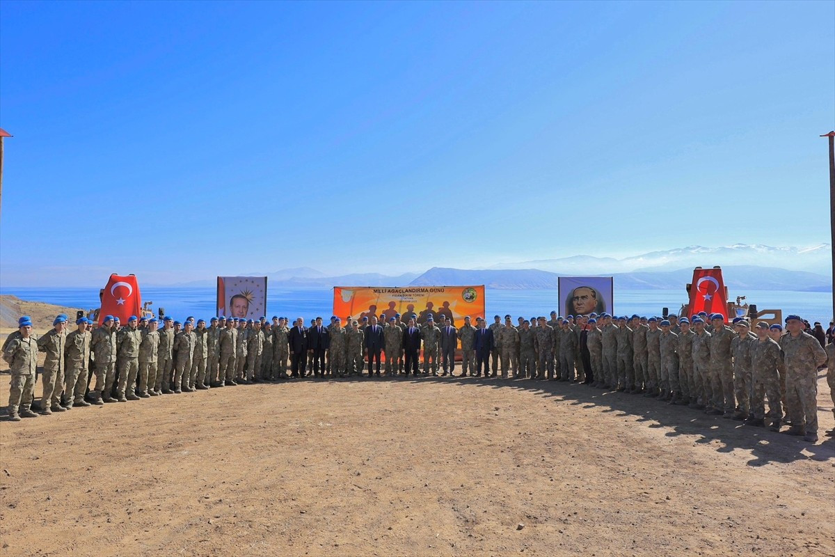 Bitlis Garnizon Komutanlığınca oluşturulan "Türkiye Yüzyılı Mehmetçik Hatıra Ormanı"nda 950 fidan...