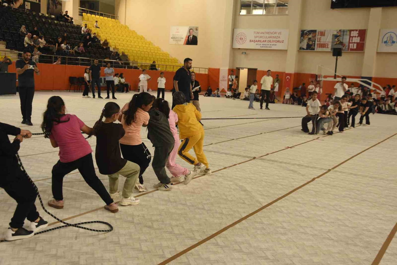 BİTLİS İL MİLLİ EĞİTİM MÜDÜRLÜĞÜ TARAFINDAN DÜZENLENEN GELENEKSEL ÇOCUK OYUNLARI İL FİNALİ, RENKLİ...