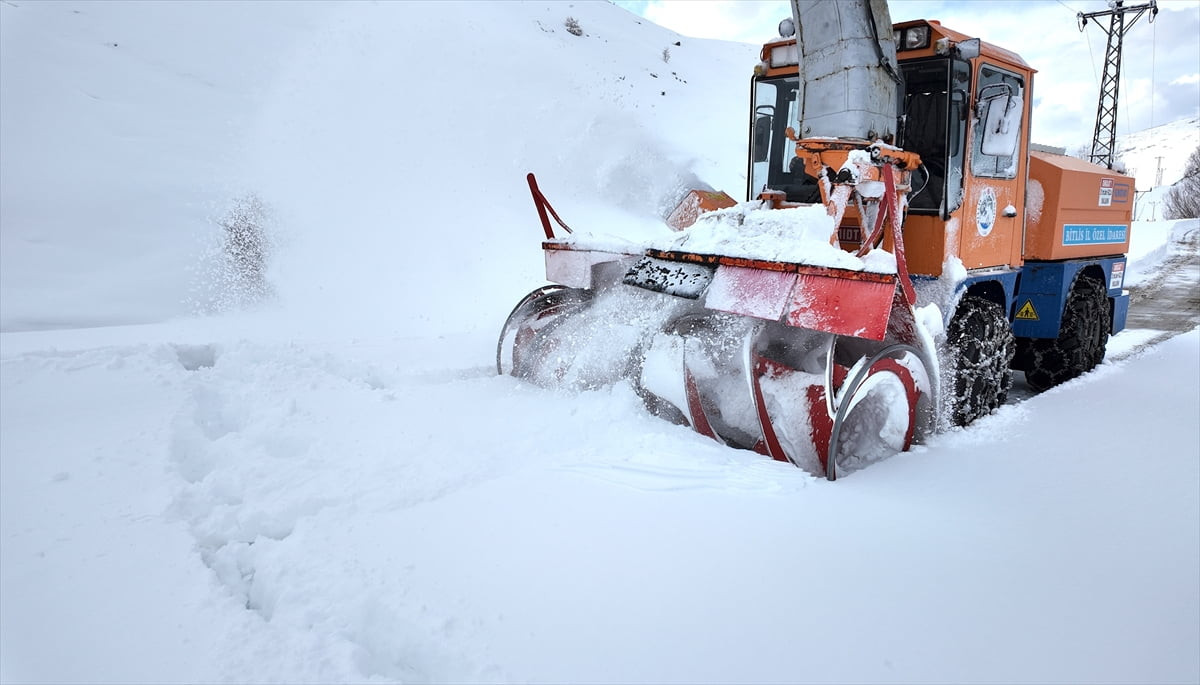 Bitlis İl Özel İdaresi ekipleri, kırsalda kesintisiz ulaşım için karla mücadele çalışmalarını...