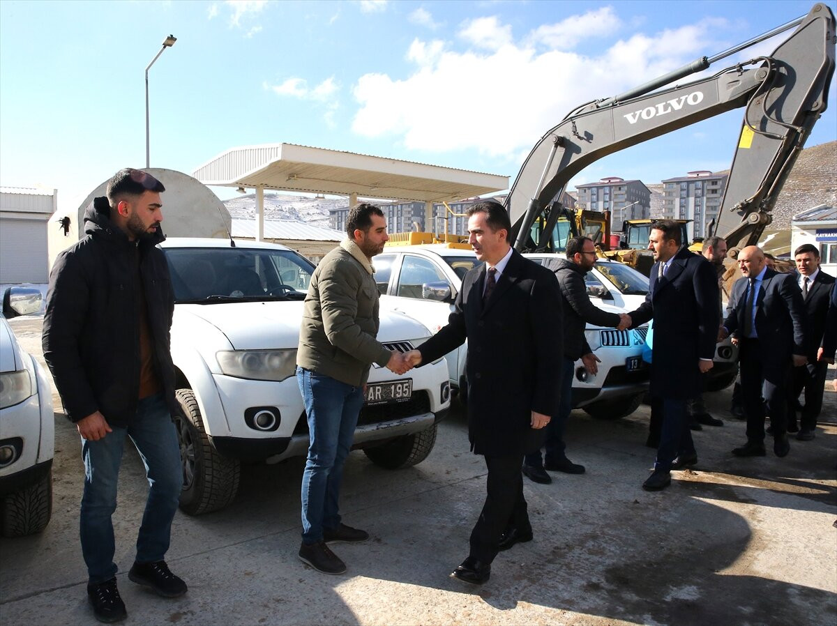 Bitlis İl Özel İdaresi, kışın vatandaşların sıkıntı yaşamaması ve ulaşımda aksamaların olmaması...