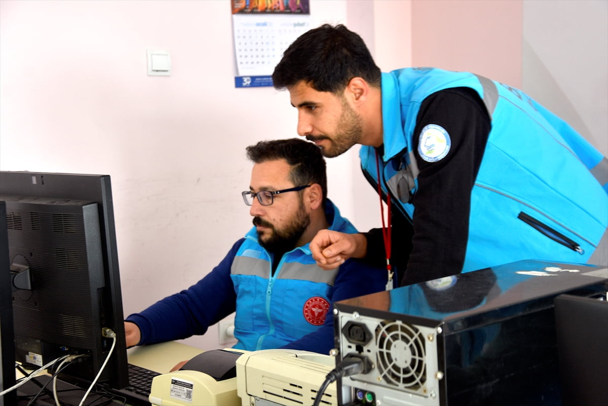 Bitlis İl Sağlık Müdürü Doç. Dr. Şaban Ergene ve beraberindeki sağlık çalışanları, evde bakım...