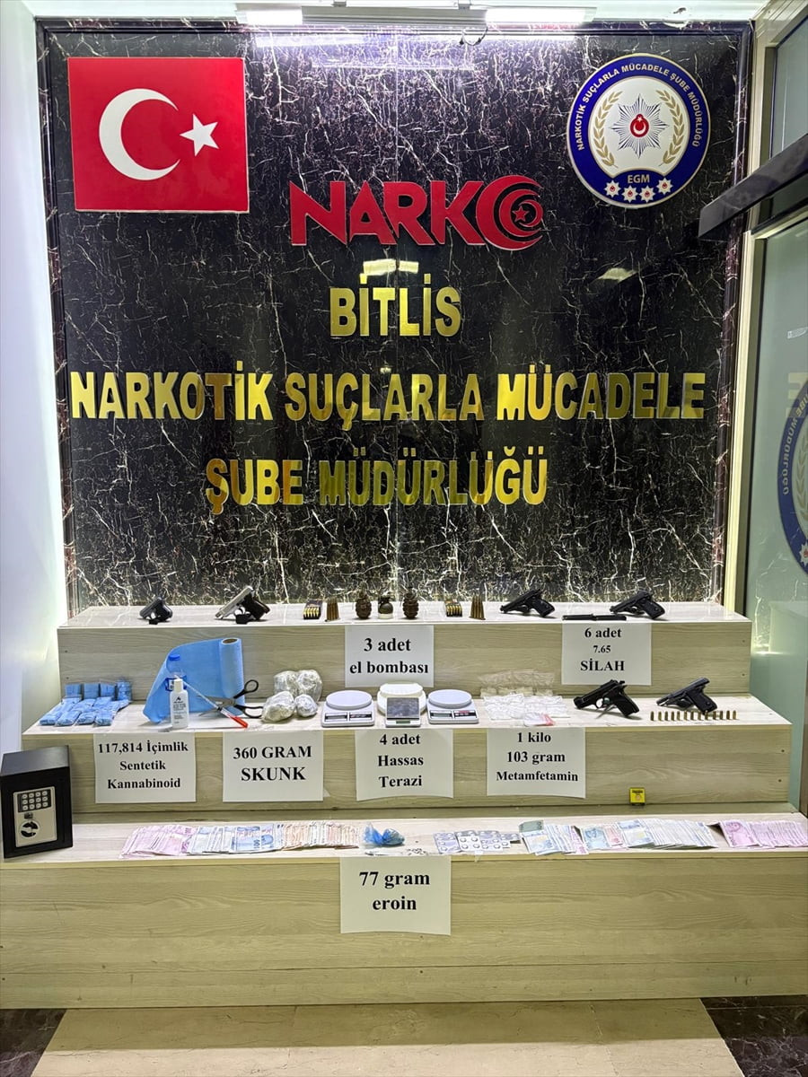 Bitlis merkez, Tatvan ve Hizan ilçelerinde uyuşturucu satıcılarına yönelik eş zamanlı operasyonda...