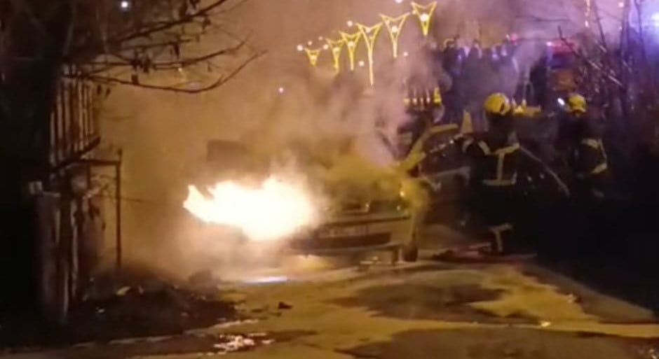 BİTLİS MERKEZE BAĞLI HÜSREVPAŞA MAHALLESİ'NDE MEYDANA GELEN ARAÇ YANGINI MAHALLE SAKİNLERİNE KORKU...