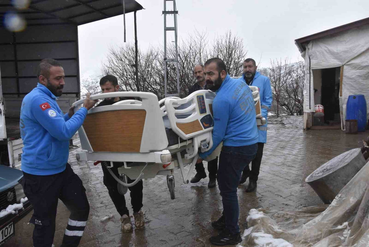 BİTLİS MERKEZE BAĞLI KONUKSAYAR KÖYÜNDE YAŞAYAN 81 YAŞINDAKİ SANİYE ALBAYRAK, KALÇA KIRIĞI...