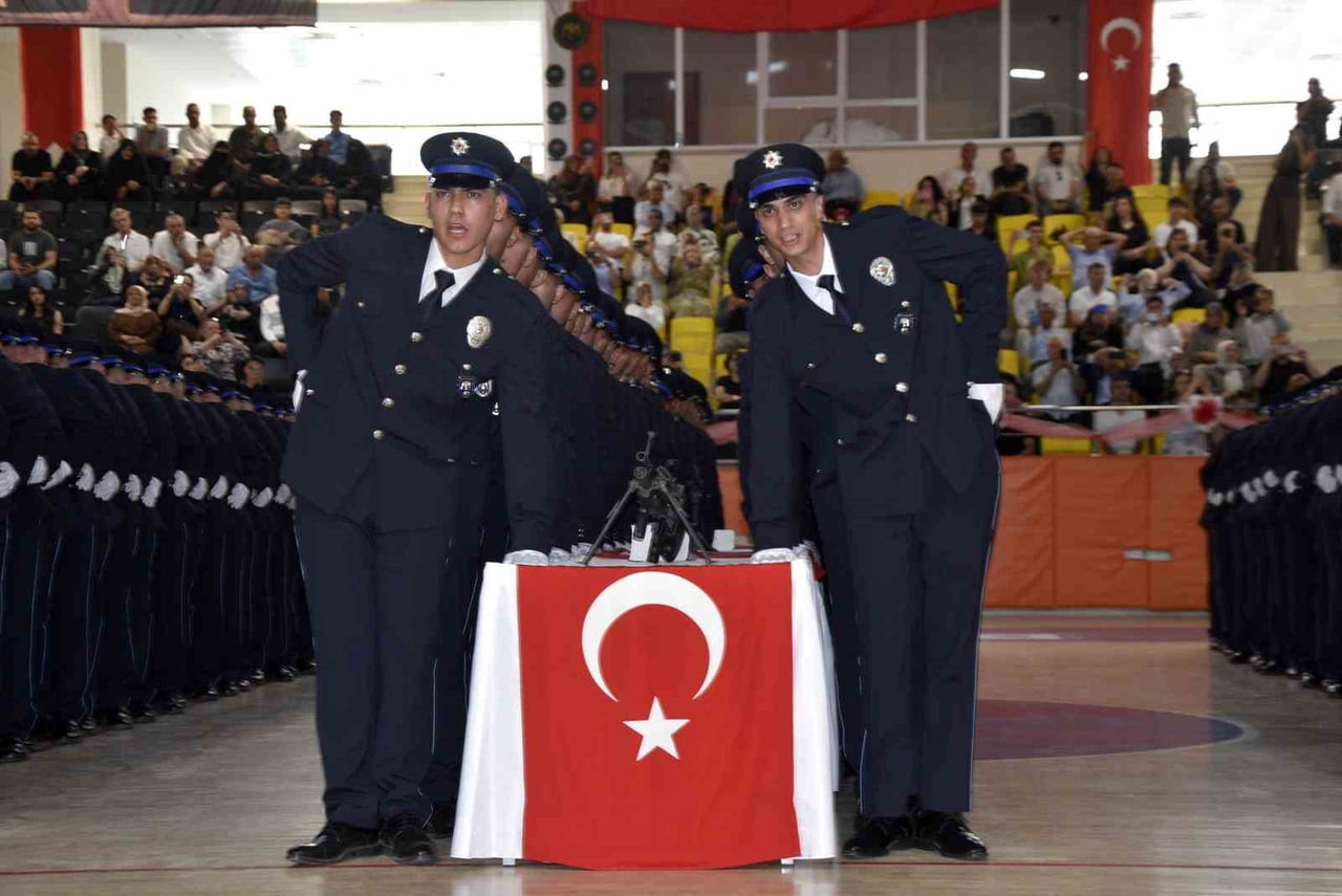 BİTLİS POLİS MESLEK EĞİTİM MERKEZİ (POMEM) 32. DÖNEM MEZUNİYET TÖRENİNDE, EĞİTİMLERİNİ BAŞARIYLA...