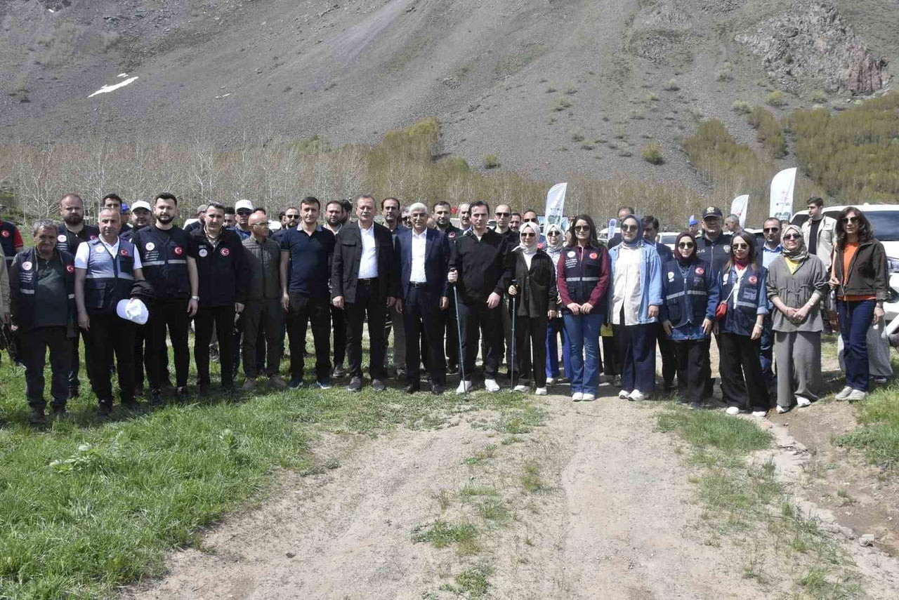 BİTLİS VALİSİ AHMET KARAKAYA, 5 HAZİRAN DÜNYA ÇEVRE GÜNÜ KAPSAMINDA NEMRUT KALDERASI’NDA...