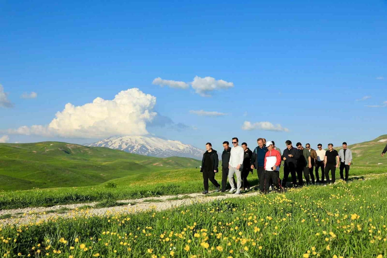 BİTLİS VALİSİ AHMET KARAKAYA, EŞİ ÖZLEM KARAKAYA İLE BİRLİKTE AHLAT KAYMAKAMLIĞI ORGANİZASYONU VE...