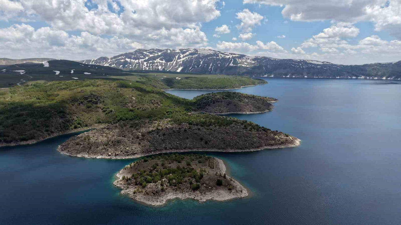 BİTLİS VALİSİ AHMET KARAKAYA, NEMRUT KALDERASI’NDA YAPTIĞI AÇIKLAMADA BÖLGENİN YERLİ VE YABANCI...