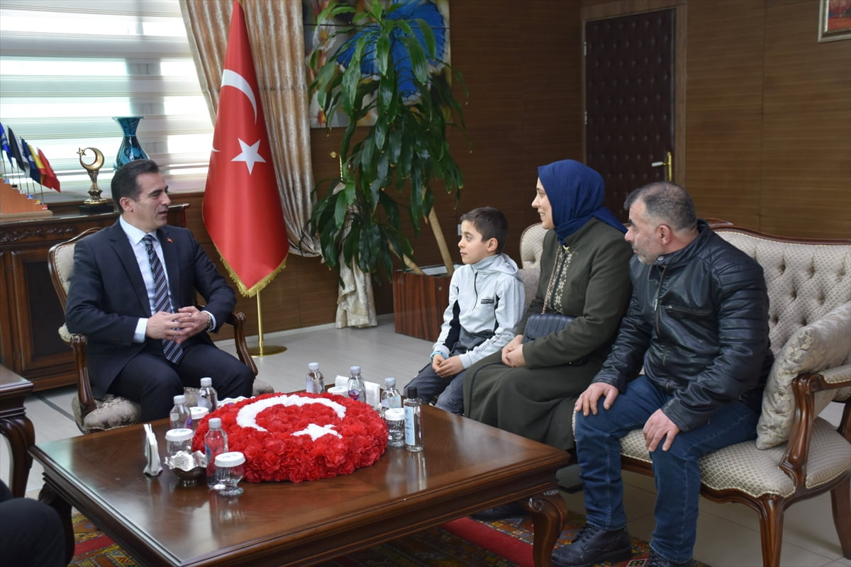 Bitlis Valisi Ahmet Karakaya (solda), Mutki ilçesinde kar altında tek başına İstiklal Marşı'nı...
