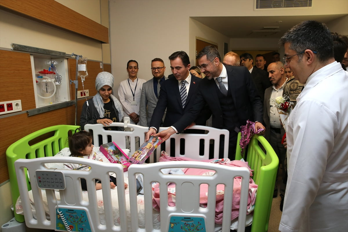 Bitlis Valisi Ahmet Karakaya, yeni yıl dolayısıyla Tatvan Devlet Hastanesini ziyaret ederek...