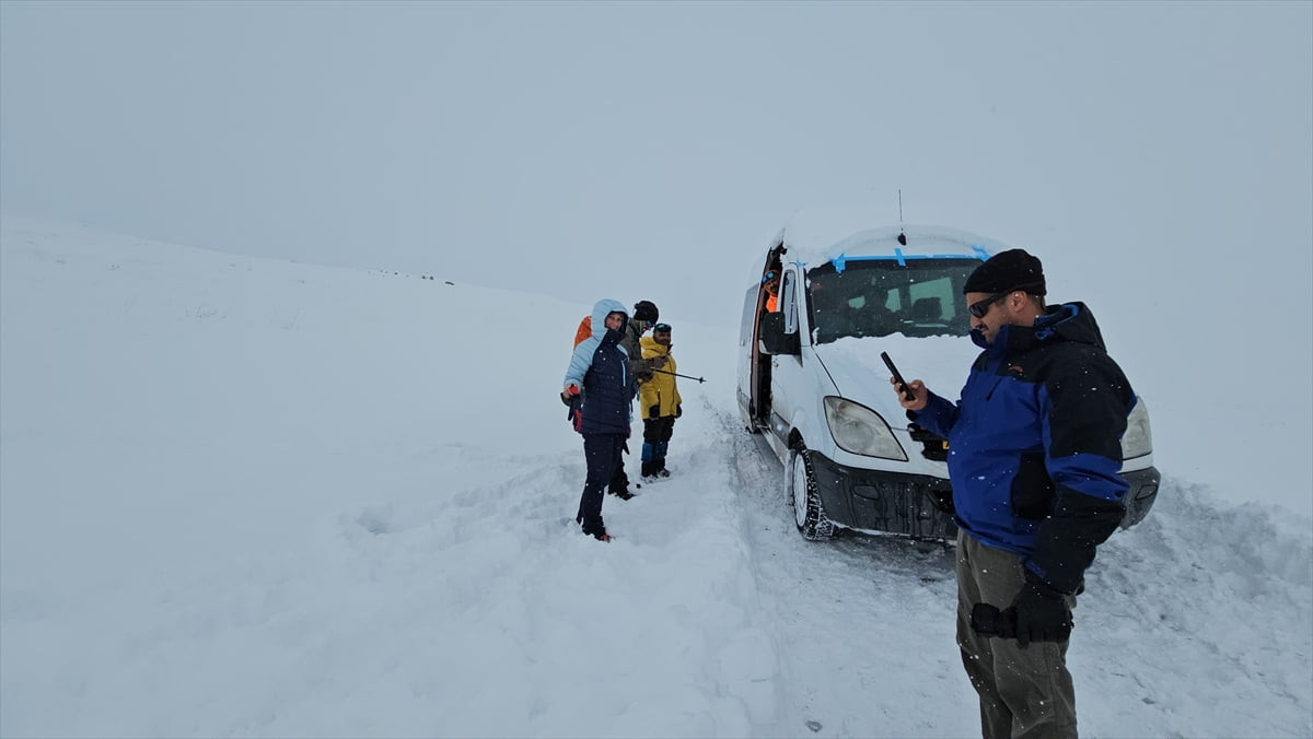 Bitlis'in Adilcevaz ilçesinde Süphan Dağı'na tırmanış yapmak isterken olumsuz hava koşulları...