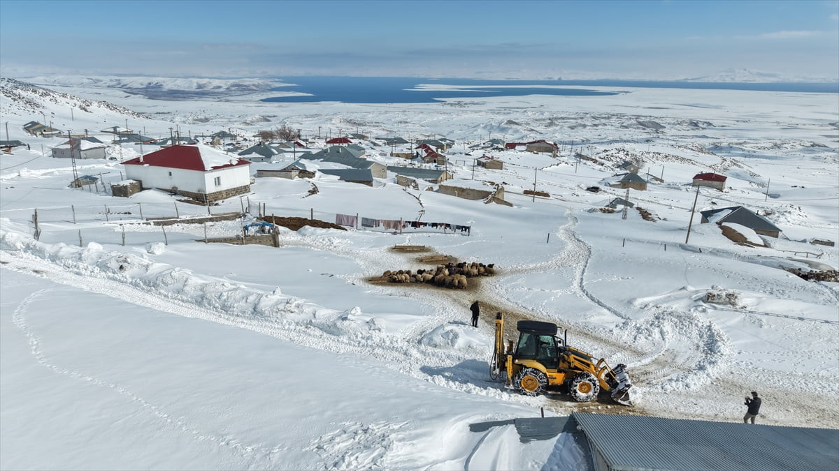 Bitlis'in Adilcevaz ilçesinde yolu kardan kapanan Türkiye'nin en yüksek rakımlı yerleşim yeri olan...