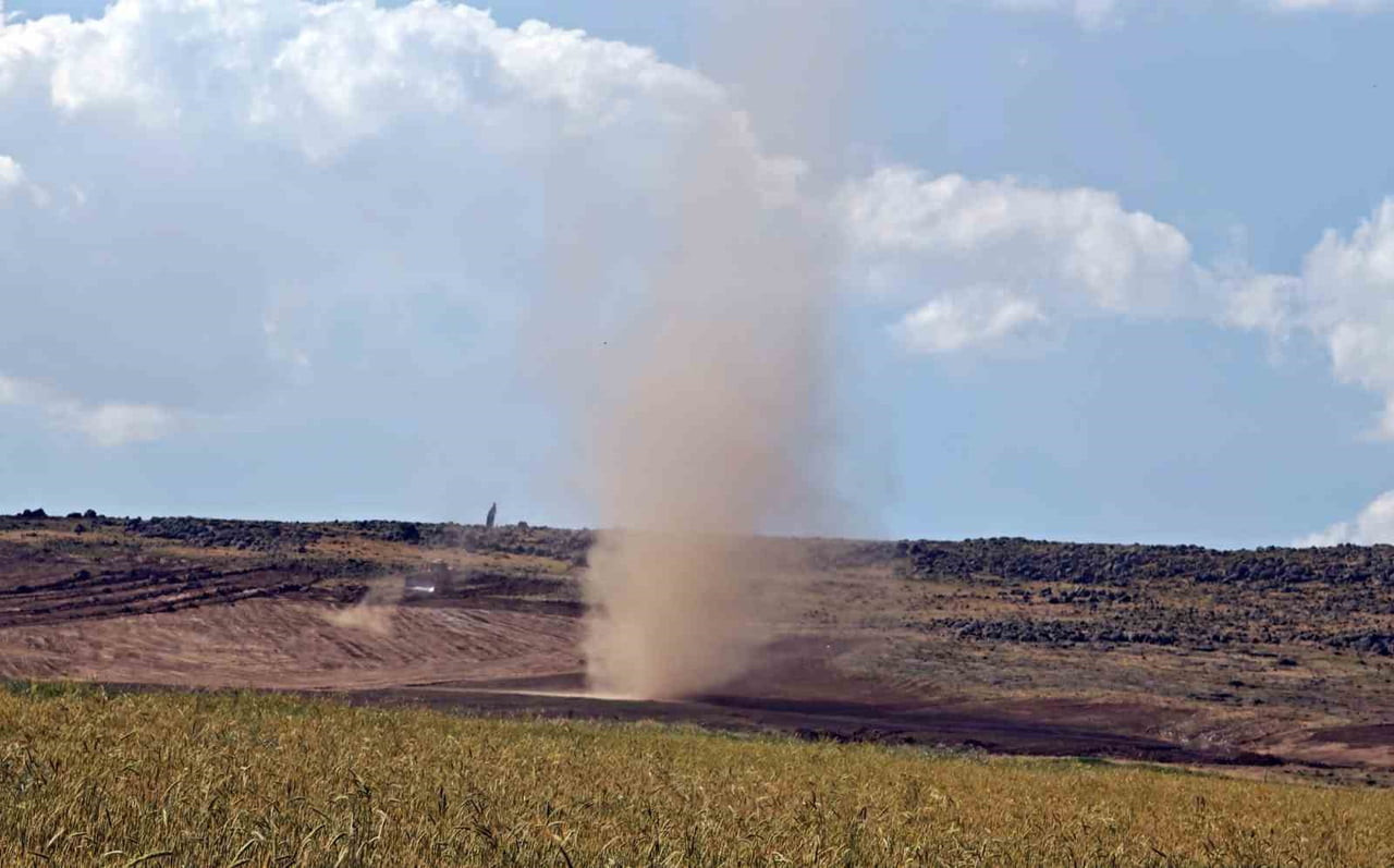 BİTLİS'İN AHLAT İLÇESİ KIRSALINDA MEYDANA GELEN HORTUM, GÖRENLERE İLGİNÇ ANLAR YAŞATTI.