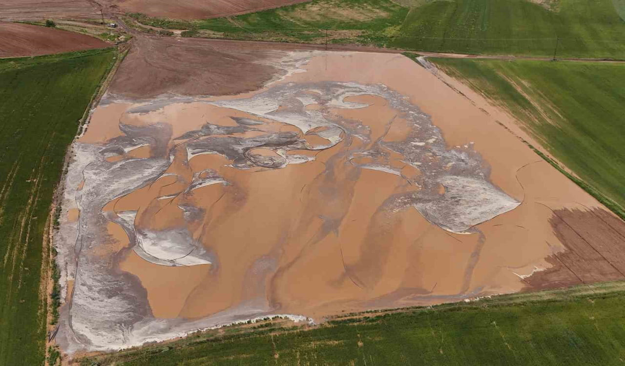 BİTLİS'İN AHLAT İLÇESİNDE İKİ GÜNDÜR ETKİLİ OLAN SAĞANAK YAĞIŞLARIN ARDINDAN OLUŞAN SEL, TARIM...