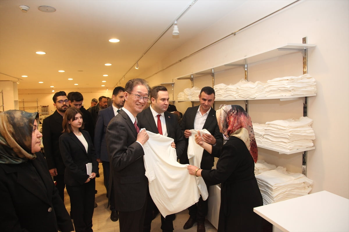 Bitlis'in Ahlat ilçesinde Japonya Büyükelçiliği tarafından desteklenen proje kapsamında kadınlara...