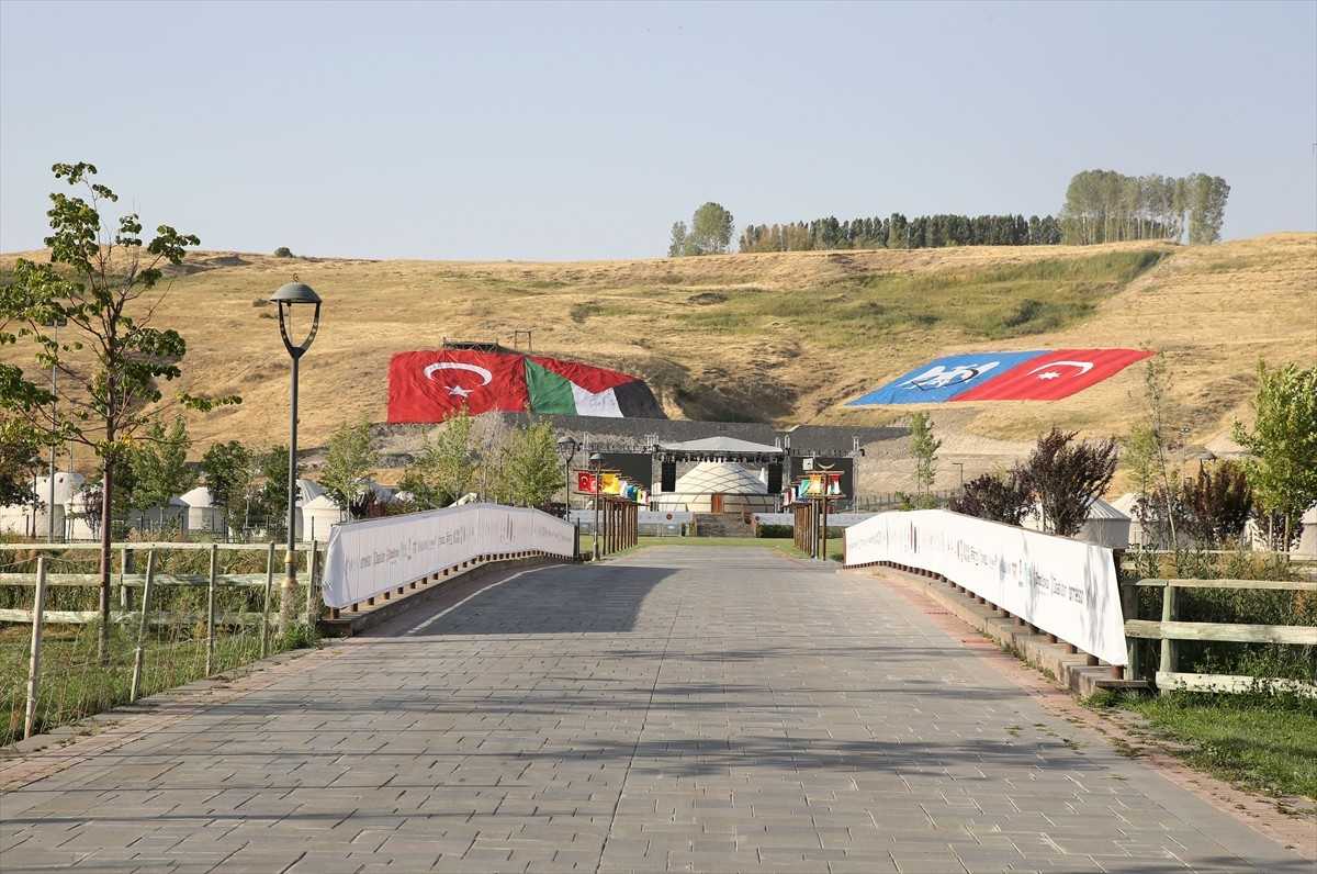 Bitlis'in Ahlat ilçesinde Türklerin Anadolu'ya girişini sağlayan Malazgirt Zaferi'nin 954. yıl...