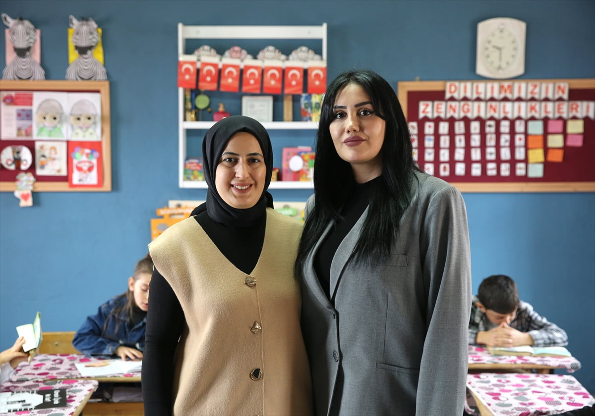 Bitlis'in Güroymak ilçesinde köy okulunda görev yapan iki kadın öğretmen, odun kırıp soba yakarak...